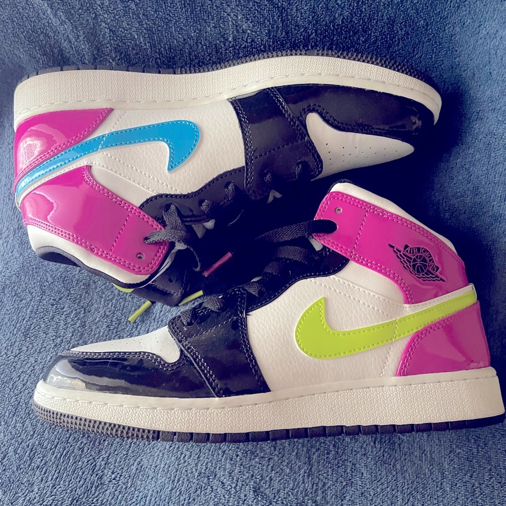Air Jordan 1 Mid “Cyber Active”